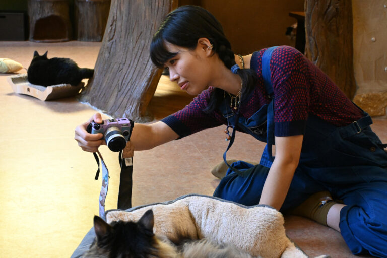 クレア(吉田クレア・Clair) lifescape photo playing with cat by Yuji Ikeda