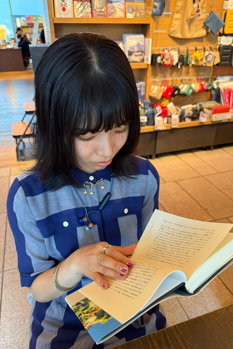 クレア(吉田クレア・Clair) lifescape photo at book cafe by Yuji Ikeda